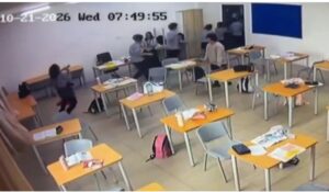 Vídeo sensible: un alumno golpea con un hacha a una profesora y transmite en vivo la salvaje agresión