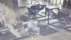 Vídeo: espejos de un gimnasio “se le vinieron encima” a un hombre mientras entrenaba
