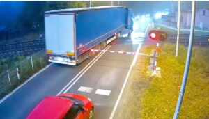 Vídeo: camionero imprudente pone en riesgo su vida ignorando la luz roja ante un tren en marcha 