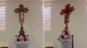 Vídeo: ¿Ataques de cruces contra curas católicos? Otro sacerdote estuvo a punto de ser aplastado por una pesada cruz