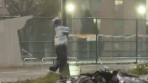 Vídeo: hombre se aferró a un poste de  luz y luchó contra un potente tifón con ráfagas de vientos de 191 kilómetros en Taiwán