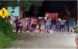 Vídeos: pobladores enfurecidos linchan a 2 hombres sospechosos de haber asesinado a una abuela y a su nieta
