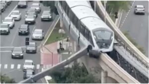 Vídeo: dramático momento en que un tren choca contra grúa y esta cae a avenida llena de vehículos