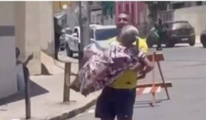 Vídeo: anciana enferma le pide a su hijo que la lleve en brazos para votar por última vez por Lula da Silva