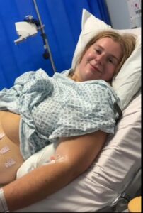 Vídeo:  una influencer fue llevada de urgencia al hospital tras depilarse la zona del bikini y quedó luchando por su vida debido a un vello encarnado