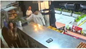 Vídeo sensible: captan en vídeo el brutal secuestro de una joven en una panadería