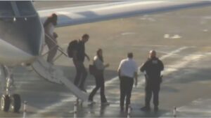 Vídeo: el excandidato Ultraderechista brasileño, Flavio Bolsonaro y su familia acaban de aterrizar en un aeropuerto de Miami, Estados Unidos