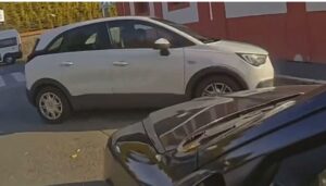 Vídeo con drogas: conductor errático choca delante de un policía, se sube al capó del automóvil presa de pánico y dió positivo para drogado con cocaína