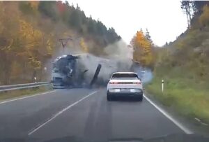 Vídeo: aquí te mostramos un aparatoso choque entre dos camiones en plena curva de una carretera de montaña